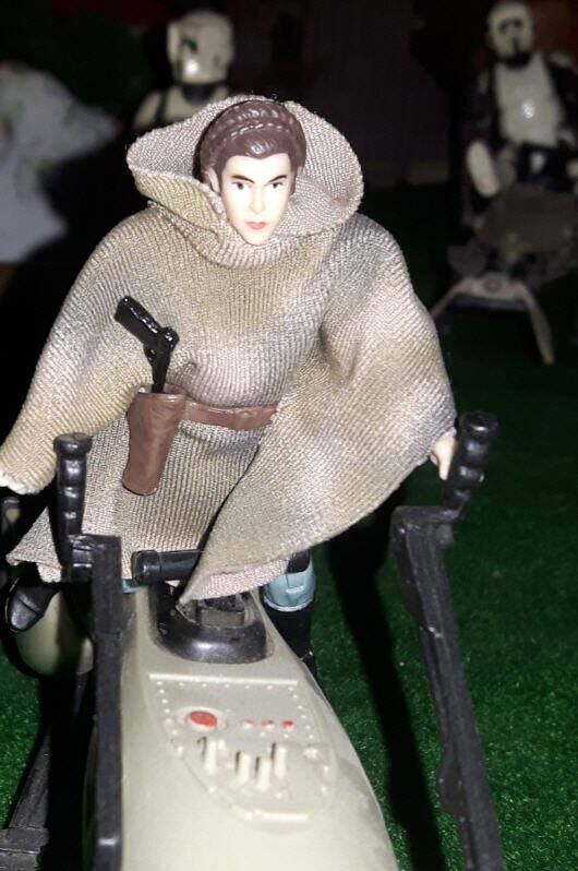 Princess Leia Figure on Speeder Bike legacy Collection front