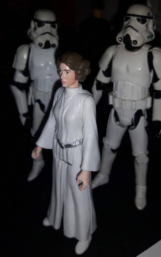 Princess Leia Organa (A New Hope) Saga Legends with Stormtroopers