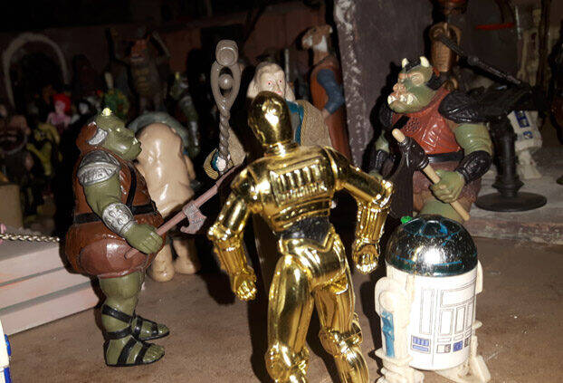 R2-D2 (with Pop-Up Lightsaber) Last Figure Kenner Jabbas Palace entrance