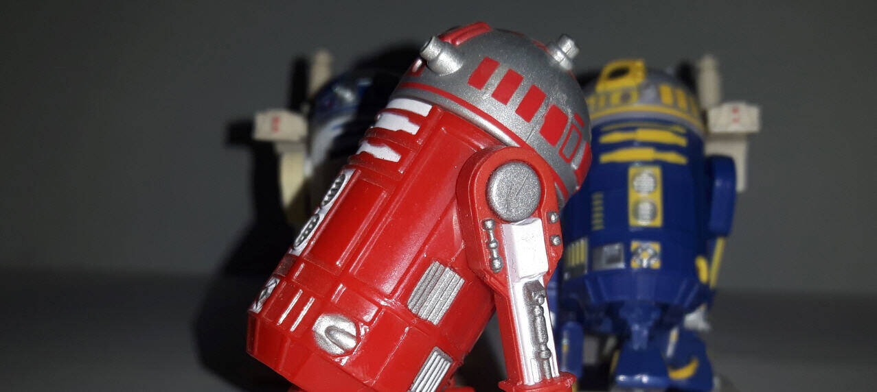 R2-R9 Figure With Naboo Royal Starship Episode 1 Collection