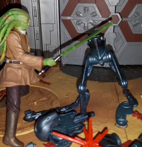 Super Battle Droid figure (With Exploding Body Damage) with Kit Fisto blown up